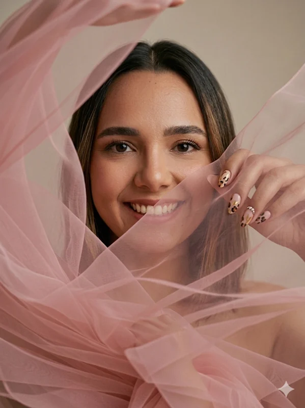 Jaqueline Pratti envolta em tecido rosa, na apresentação da Formação TRIÊ