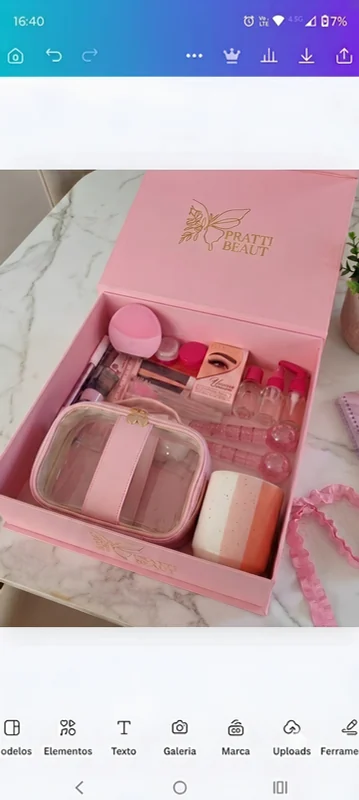 Kit profissional aberto com ferramentas e produtos da formação